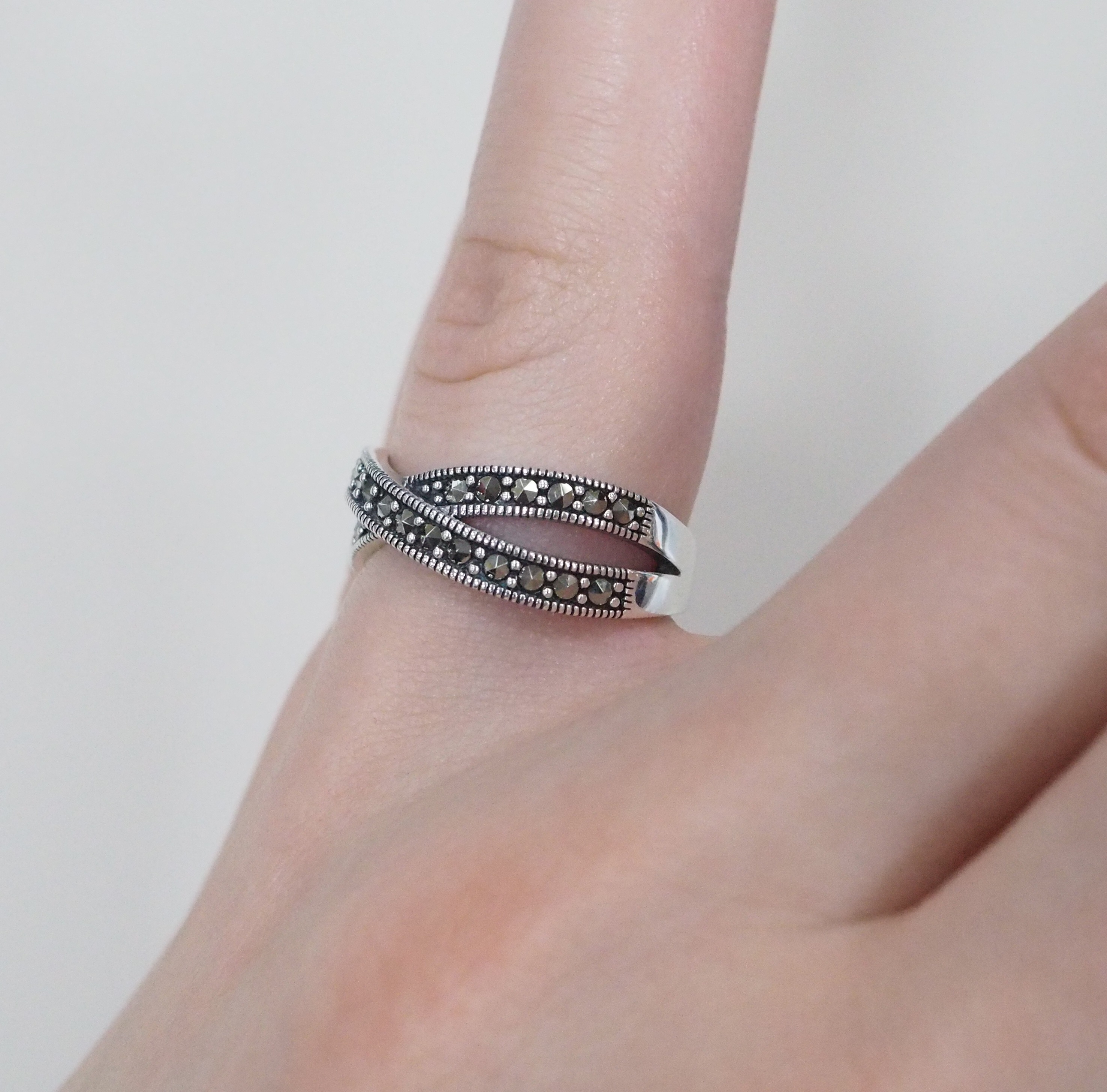 Серебряное кольцо с марказитами